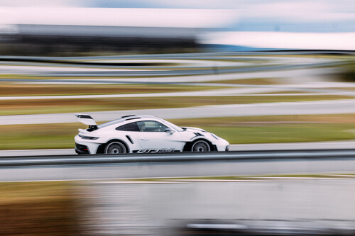 Die Preisträger des „Porsche Turbo Award 2024“ durften als Copilot über die Handlingstrecke fahren.