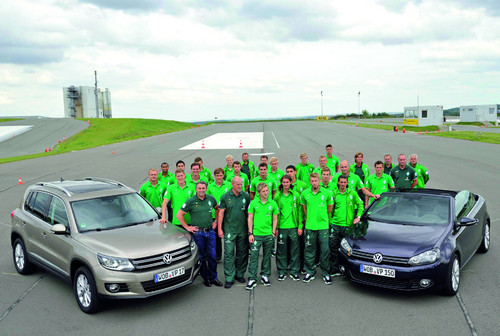 Die Profis vom SV Werder Bremen mit dem neuen Volkswagen Golf Cabrio und dem Tiguan.