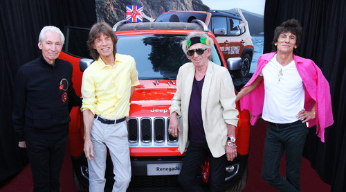 Die „Rolling Stones“ signierten einen Jeep Renegade für den guten Zweck (v.l.): Charlie Watts, Mick Jagger, Keith Richards und Ronnie Wood.