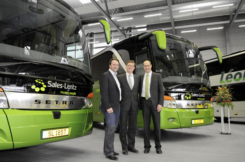 Die Sales-Lentz-Gruppe übernimmt 16 Reisebusse der Top Class 400 und sechs Überlandbusse der Multi Class 400: Die Geschäftsführer Marc und Jos Sales zusammen mit Till Oberwörder (Bildmitte) im Neu-Ulmer Setra- Kundencenter.