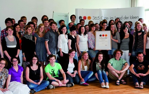 Die Sängerinnen und Sänger der Audi Jugendchorakademie mit ihrer Urkunde als Botschafter des Landes der Ideen.