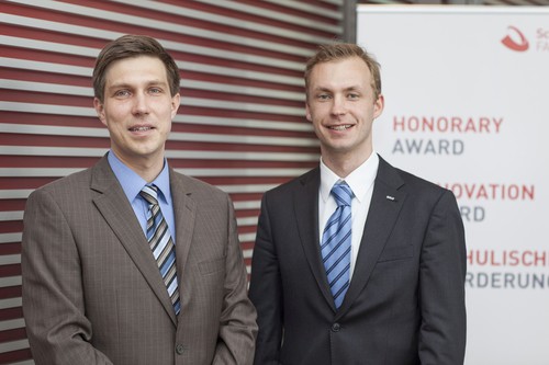 Die Schaeffler-FAG-Stiftung hat je einen „Innovation Award 2013“ an Dr.-Ing. Alexander Weiß (links) vom Fraunhofer-Institut für Elektronische Nanosysteme ENAS, Chemnitz, und Dr.-Ing. Oliver Suttmann vom Verein Laser-Zentrum Hannover verliehen.