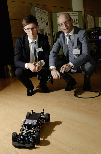 Die Schaeffler-Mitarbeiter Ladislaus Dobrenizki (links) und Dr. Tim Hosenfeldt aus dem Bereich Oberflächentechnik zeigten das Modell eines Elektroautos, das mit Brennstoffzellen angetrieben wird. 