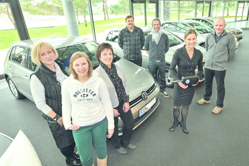 Die sechs Gewinner des „Voice of Germany“-Gewinnspiels holen ihre neuen Golf ab. Die Fahrzeuge wurden von Christine Kuhlmeyer (2. v.r.), Leiterin des VW-Erlebnismarketings, übergeben.