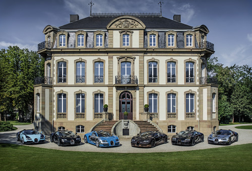 Die sechs Modelle der Edition „Les Légendes de Bugatti“ am Stammsitz der Marke in Molsheim.