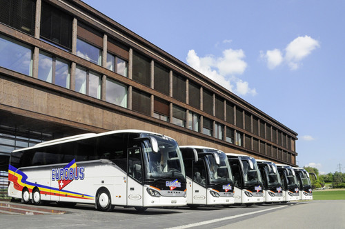 Die sechs Setra S 516 HD der Comfort Class 500 vor dem neuen Eurobus-Reisezentrum in Windisch.
