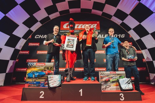 Die Sieger der Carrera-Challenge-Tour 2016 mit Captain Carrera (v.l.): Axel Wolfmann, Jörg Schmidt, Hendrik Störtebecker und Michael Müller.