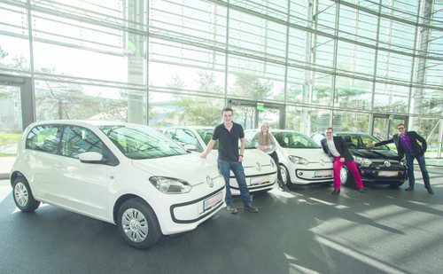 Die Sieger des Ideen-Wettbewerbs „U! zu Freunden“ auf der Facebook-Seite von Volkswagen nehmen in der Autostadt in Wolfsburg ihren Gewinn entgegen.