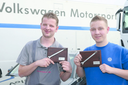 Die Sieger von „ProMechaniker 2013“ (von links): Markus Schmidt (Porsche, Stuttgart) und Tobias Reck (Volkswagen, Emden).