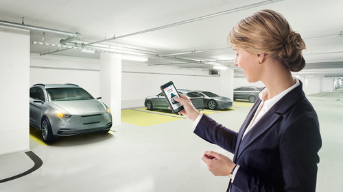 Die Smartphone-App Perfectly Keyless von Bosch öffnet und schließt das Fahrzeug und startet den Motor.