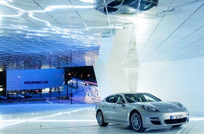  Die Sonderausstellung "Panamera Moment" findet bis zum 28. Februar 2010 im Porsche-Museum statt. 