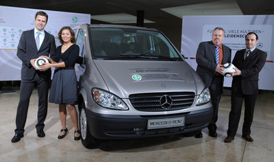 Die Stadt Eschweiler erhielt einen neuen Mercedes-Benz Vito (links: Jury-Mitglied Oliver Bierhoff).
