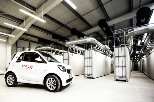 Die Stadtwerke Hannover (Enercity) haben Ersatzbatterien für den Smart Electric Drive zu einem stationären Stromspeicher gebündelt.