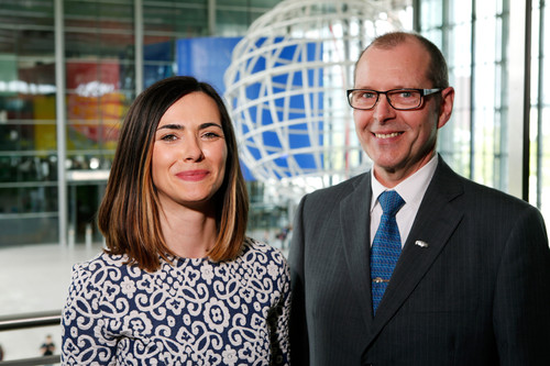 Die „StartUp Europe"-Trainee Lucia Escorial Lopez mit Wolfgang Hering, Leiter der Internationalen Koordination Lieferantenaudit in der Qualitätssicherung (v.l.).