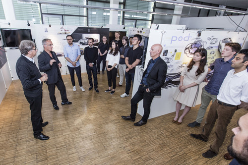 Die Studenten der Uni Pforzheim im Dialog mit den Opel-Designern Friedhelm Engler und Andrew Dyson (die Herren mit Sakko, von links).