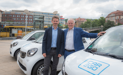 Die Stuttgarter Car2go-Flotte wird auf den Smart EQ Fortwo der jüngsten Generation umgestellt: CEO Olivier Reppert und Oberbürgermeister Fritz Kuhn (r.).