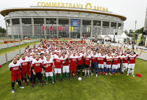 Die Teilnehmer des deutschen Qualifikationsturniers vor der Commerzbank Arena in Frankfurt. 