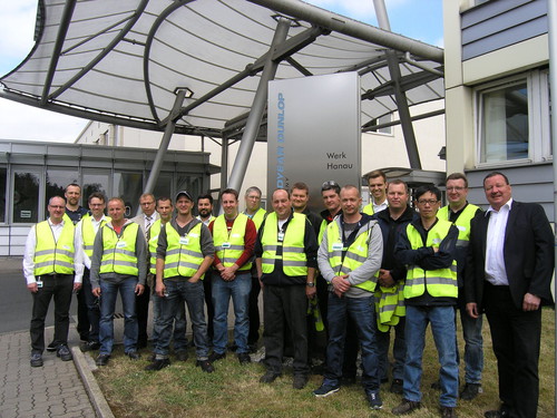 Die Teilnehmer des Truck-Force-Pannenservice-Awards 2015 vor der Deutschlandzentrale von Goodyear Dunlop in Hanau. 