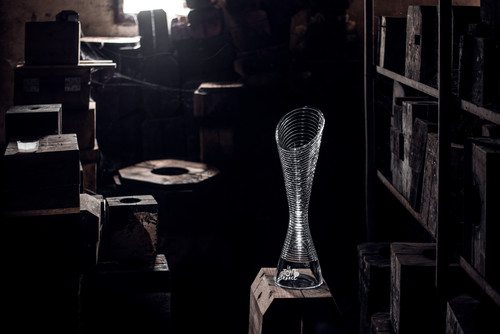 Die Tour-de-France-Trophäe wird von Skoda-Designer Peter Olah mitgestaltet und von böhmischen Glaskünstlern in kunstvoller Handarbeit hergestellt.