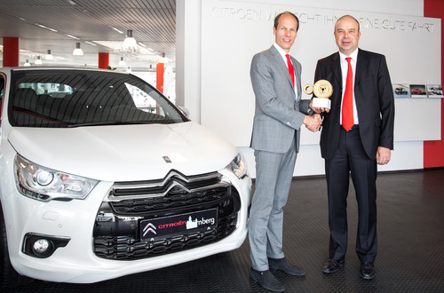 Die Übergabe eines winkelverzahnten Antriebsrads, dem Markenzeichen von Citroen, erfolgte durch Christof Blank (rechts), Direktor Zentralbereiche bei PSA Peugeot Citroën in Deutschland, an Mathias R. Albert, Geschäftsführender Gesellschafter der Auto Domicil Gruppe.
