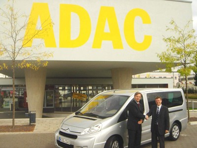 Die Vereinbarung wurde von Christophe Musy (rechts), Vorstand der Citroën Deutschland AG, und  Ludger Kersting, Director Marketing &amp; Sales Business to Business  ADAC, unterzeichnet. 