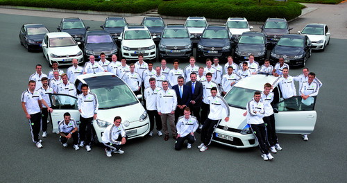 Die VfL-Profis holten bei Volkswagen nach einem Fahrertraining ihre neuen Dienstfahrzeuge ab.