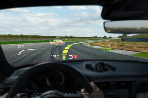 Die Visualisierung zeigt, wie die Wayray-Technologie in einem Porsche ein Rennen gegen einen virtuellen Gegner abbildet.