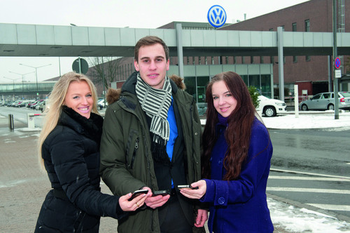 Die Volkswagen-Azubis Julia Kaspar, Marvin Leicht und Jaclyn Schwittkowski entwickelten für &quot;Jugend gründet&quot; ein Besucherleitsystem via Smartphone.