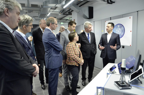 Die Volkswagen Infotainment weiht ihre neue Technikhalle für Digitalisierung am Campus der Ruhr-Universität Bochum ein.