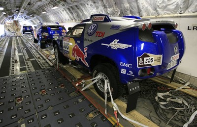 Die Volkswagen Race Touareg für die Dakar wurden von Amsterdam nach Buenos Aires geflogen.