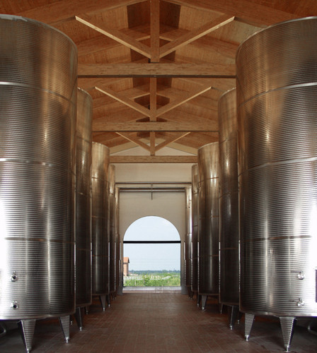 Die Weinkellerei Chiarli lässt ihren Lambrusco in Stahltanks reifen.