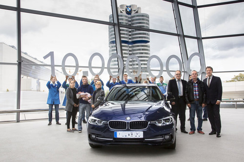 Die zehnmillionste 3er-Limousine von BMW wird ausgeliefert: Besitzer Xaver Bittl mit Werksleiter Hermann Bohrer, BMW-Welt-Leiter Helmut Käs und Mitarbeitern aus dem Werk München.