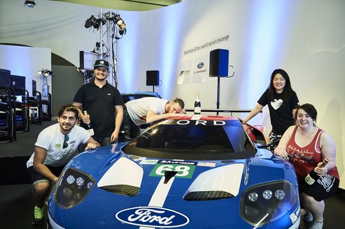 Diese fünf Computerspieler haben beim Konsolenspiel „Forza Motorsport 6“ eine Rekordfahrt mit einem virtuellen Ford GT Race Car absolviert.