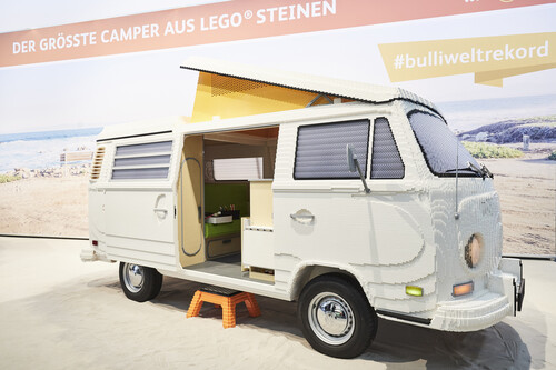 Dieser Lego-Bulli in Originalgröße gehört seit 2020 zur Sammlung von Volkswagen Nutzfahrzeuge Oldtimer.