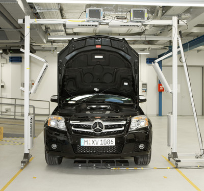 Dieser Mercedes-Benz GLK ist mit On-board-RFID-Technik ausgerüstet und kann jederzeit und an jedem Ort 130 in ihm verbaute Teile selbst über installierte Antennen und Reader identifizieren und das Ergebnis über WLAN mit dem Dokumentationssystem abgleichen.