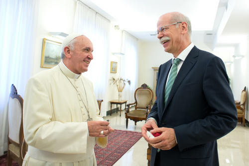 Dieter Zetsche mit Papst Franziskus.