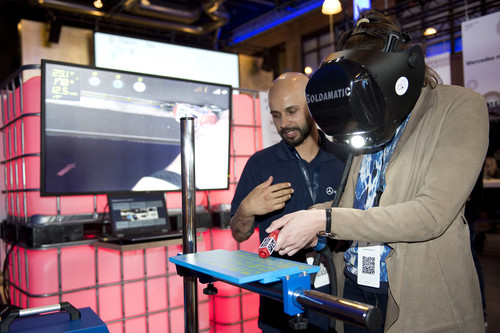 Digital Life Day 2016 bei Daimler: Ein Mitarbeiter taucht mit Datenbrille in „augmented reality“ ein.
