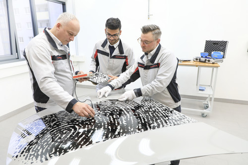 Direct-Printing: Porsche hat ein Verfahren entwickelt, mit dem grafische Elemente auf bereits lackierte Karosserieteile aufgetragen werden. Zunächst können Kunden eines 911 die Fronthaube mit dem eigenen Fingerabdruck bedrucken lassen. 