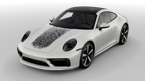 Direct-Printing: Porsche hat ein Verfahren entwickelt, mit dem grafische Elemente auf bereits lackierte Karosserieteile aufgetragen werden. Zunächst können Kunden eines 911 die Fronthaube mit dem eigenen Fingerabdruck bedrucken lassen.