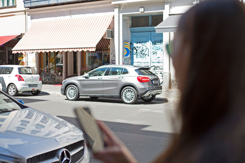Direkt vor Ort können sich Car2go-Neukunden per Smartphone und App anmelden und kurze Zeit später schon losfahren.
