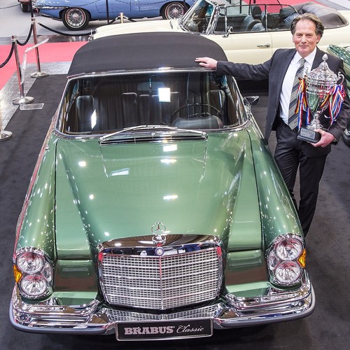 Dirk Möller, Verkaufsleitung Classic bei Brabus, mit dem Preis für den schönsten zum Verkauf stehenden Oldtimer der Essen Motor Show 2017: ein Mercedes-Benz 280 SE 3.5 Cabriolet (1970).