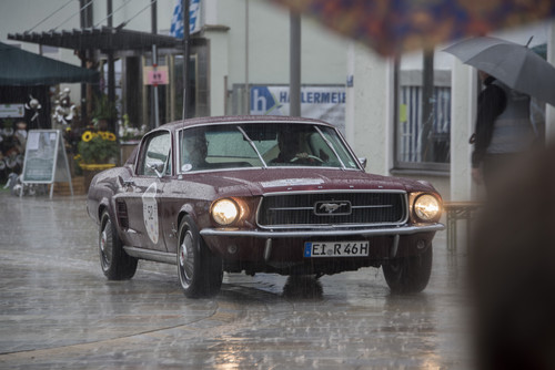 Donau Classic 2015: 1967er Ford Mustang trotzt dem Sommerregen.