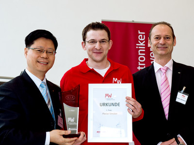 Dong Cheol Seol (links), Geschäftsführer von Kia Motors Deutschland, und Michael Gerhardt (rechts), Leiter After Sales, gratulieren Florian Strecker.   