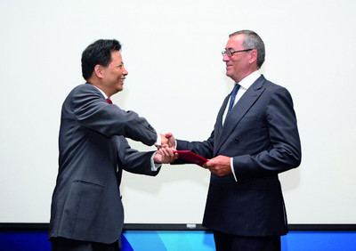Dong Qi, Vizepräsident der Tongji-Universität, und Dr. Horst Neumann.