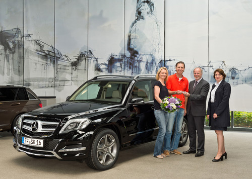 Doris Heitkamp-König, Leiterin Mercedes-Benz Kundencenter Bremen, und Werkleiter Andreas Kellermann übergeben die Schlüssel des ersten neuen GLK an Stefan Klug und Dorit Andrä-Klug (von rechts).