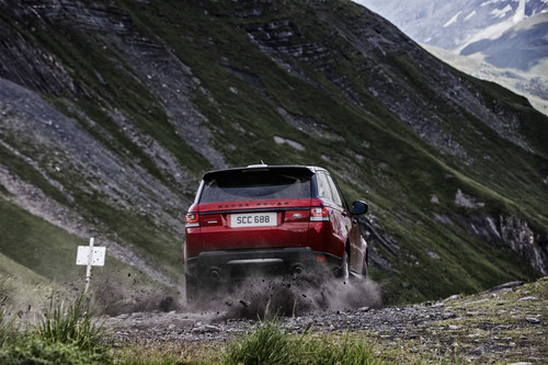 Downhill-Fahrt eines Range Rover Sport auf der Piste des legendären „Inferno“-Skirennens.