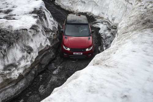 Downhill-Fahrt eines Range Rover Sport auf der Piste des legendären „Inferno“-Skirennens.
