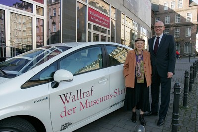 Dr. Andreas Blühm, Direktor des Wallraf-Richartz-Museums, begrüßt Alexandra Kassen, Leiterin des Senftöpfchen-Theaters und Nutzerin des Wallraf-Shuttles.