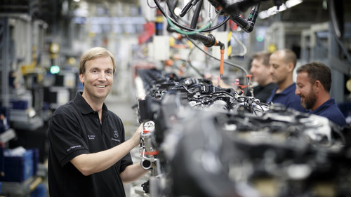 Dr. Andreas Schenkel in der Motorenproduktion von Mercedes-Benz. 