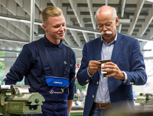 Dr. Dieter Zetsche, Vorsitzender des Vorstands der Daimler AG und Leiter Mercedes-Benz Cars, im Gespräch mit Luke Makowitz, Auszubildender zum Konstruktionsmechaniker im ersten Lehrjahr.